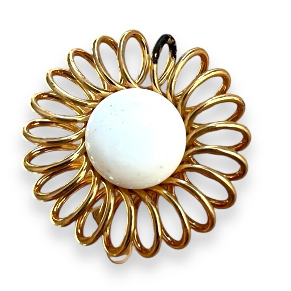 EMMONS VTG 1950s  Gold Tone and White Clip On Sri in Original Box! - Picture 3 of 16